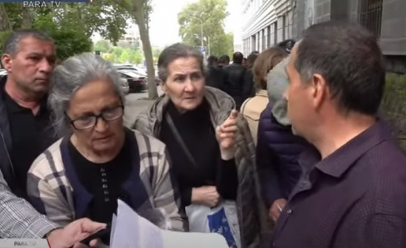 Акция протеста родителей погибших военнослужащих перед зданием Генпрокуратуры РА (видео)
